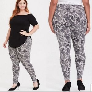 Torrid Denim Jegging Super Stretch Grey Snakeskin Print First at fit 16S